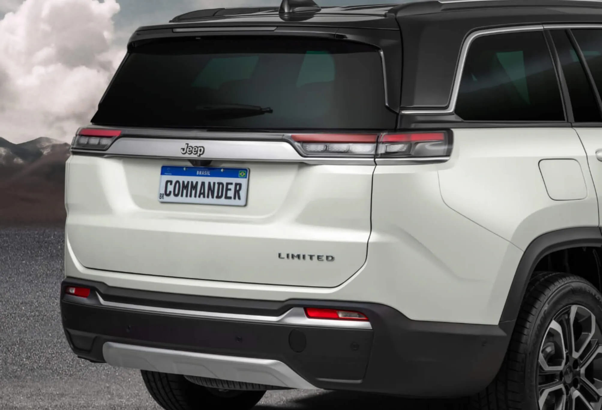 Foto de um Jeep Commander branco na traseira
