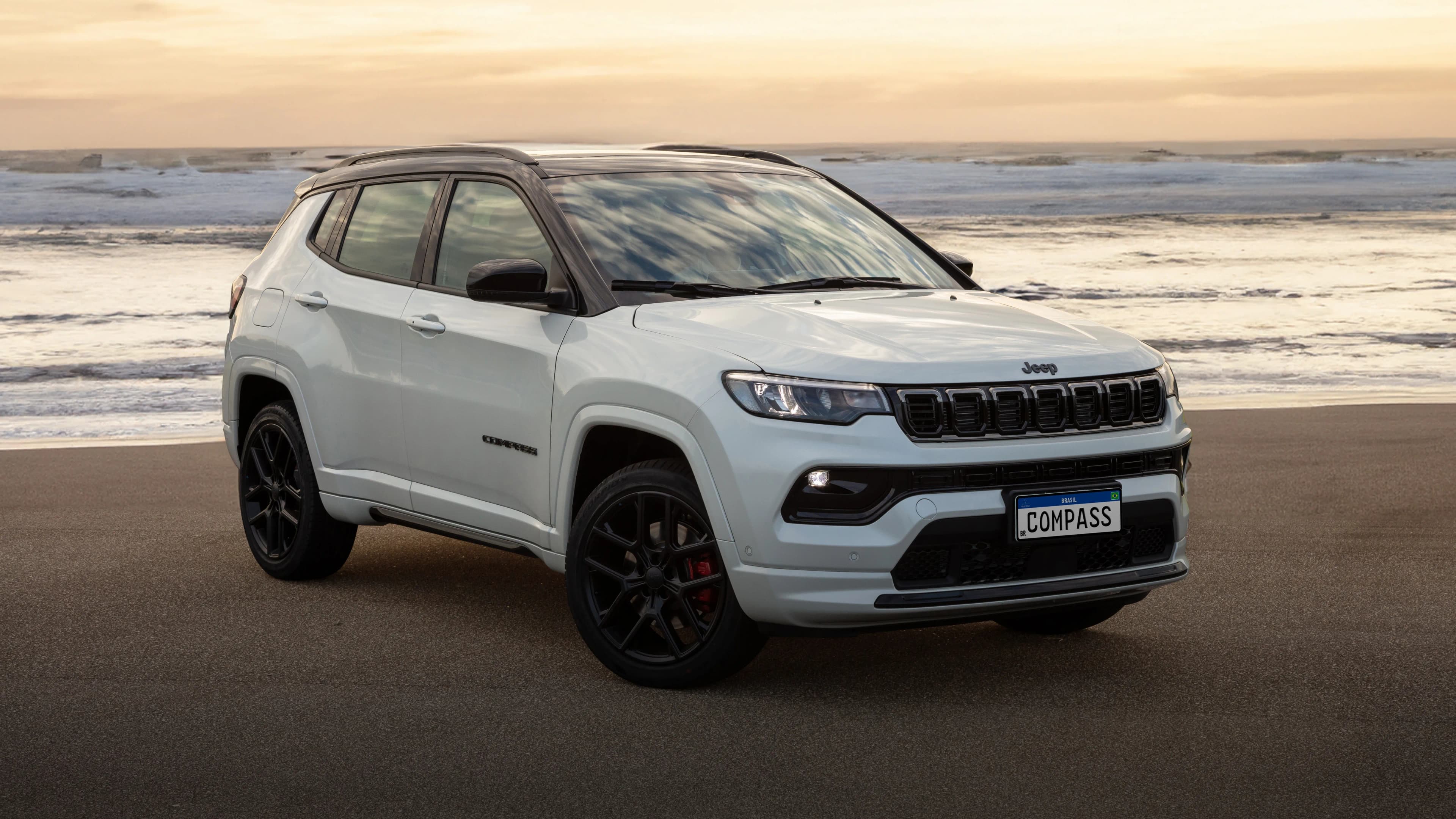 Foto de um Jeep Compass na estrada