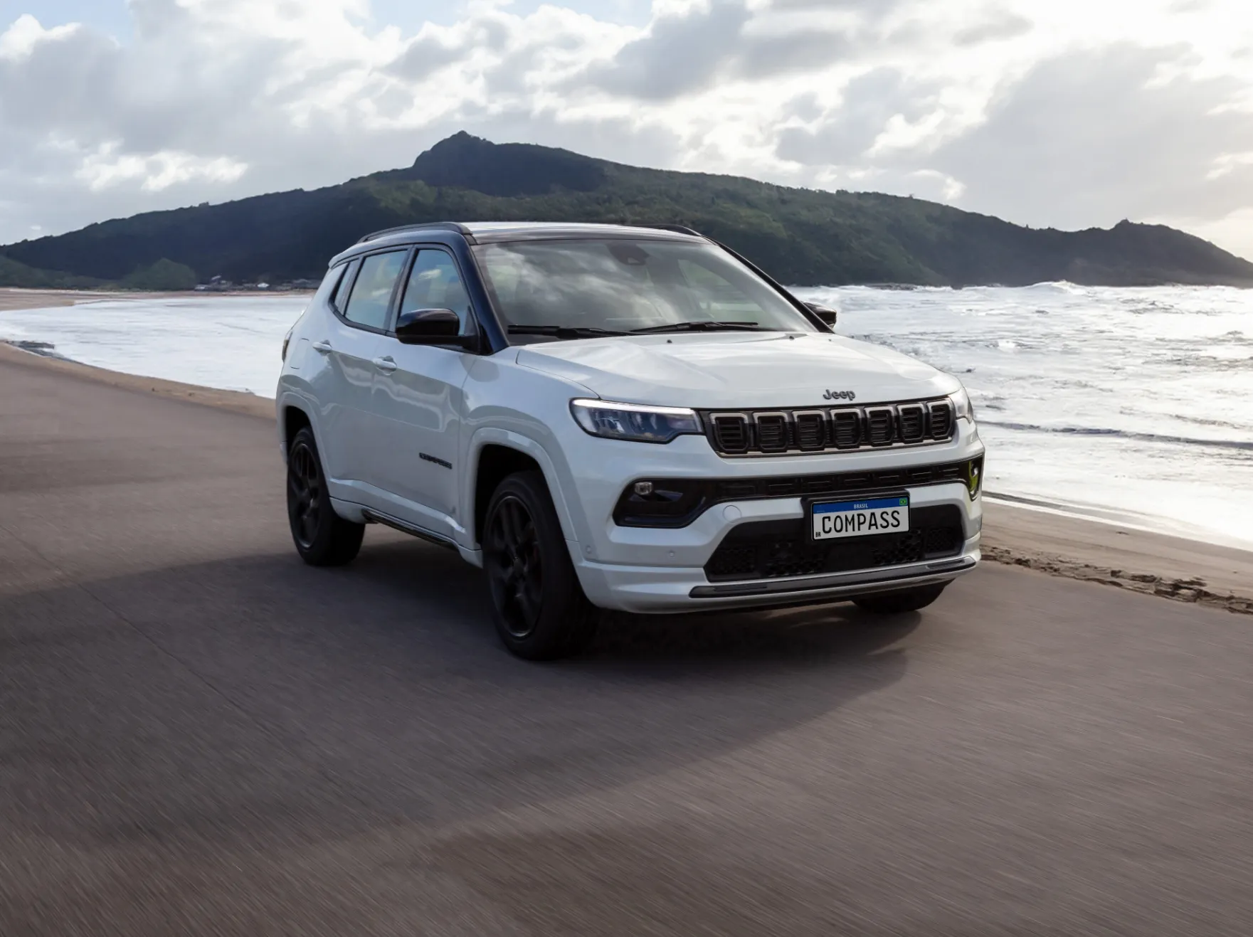 Foto de um Jeep Compass andando na areia
