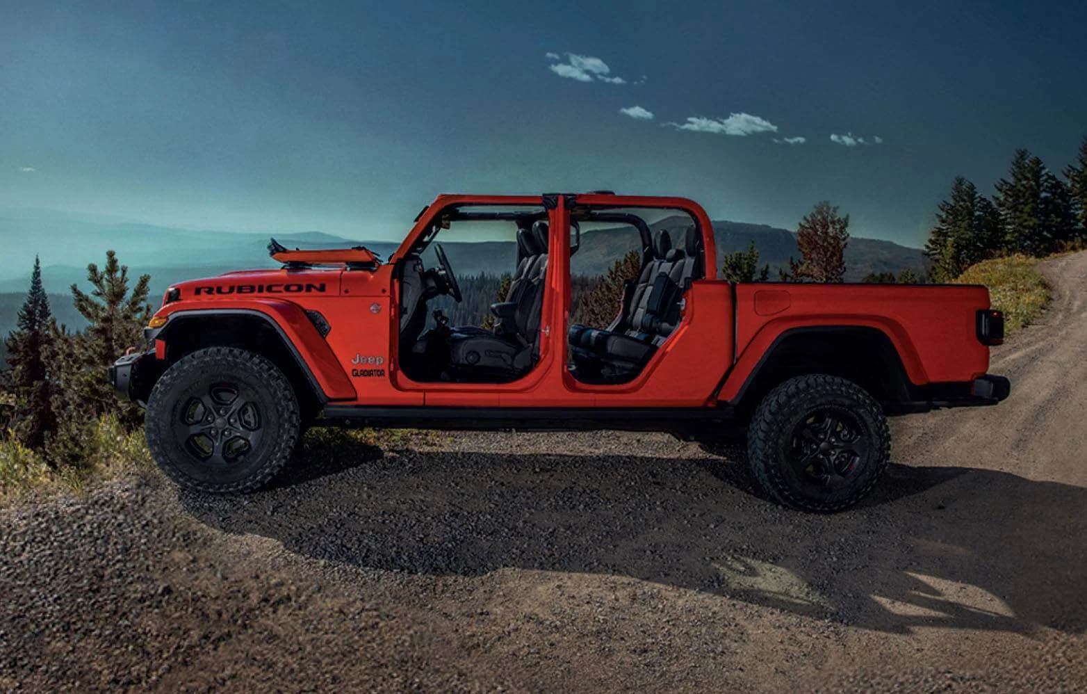 Foto de uma Jeep Gladiator vermelha com teto removível