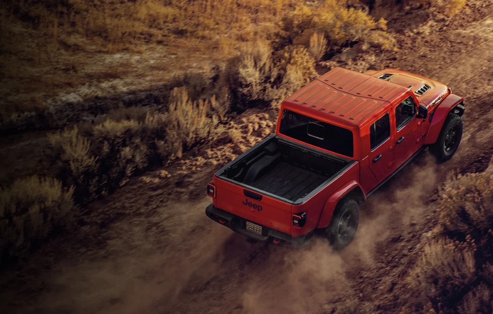 Foto de uma Jeep Gladiator vermelha com tração Rock-Trac